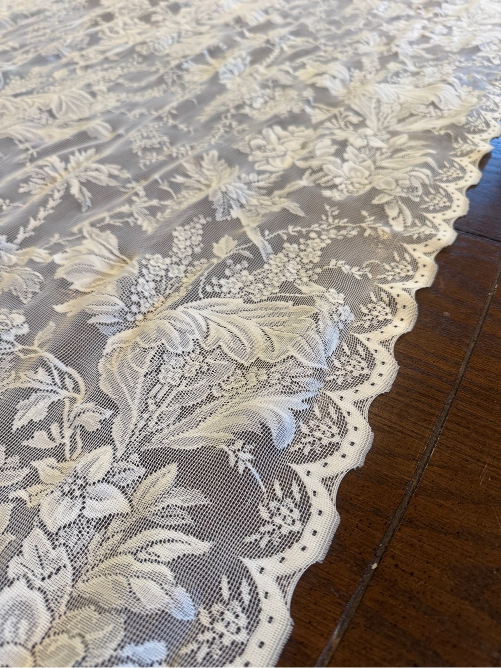 Elegant Vintage White Floral Lace Table Runner - Picture 5 of 6